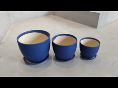 Des pots de fleurs en céramique moderne et brillante, légers pour les mariages et les événements