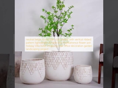 Planteur en fibre d'argile ronde beige neutre avec motif à nervures verticales léger durable à faible entretien pot de fleurs vacances villa hôtel centre commercial projet de décoration de bureau jardin paysagisme