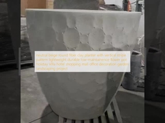 pot de fleur en fibre d'argile beige neutre et rond avec motif de rayures verticales, léger, durable, nécessitant peu d'entretien, pour décoration de bureau, de centre commercial, d'hôtel, de villa de vacances, projet d'aménagement paysager de jardin