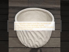 Grand pot de fleur en argile fibreuse blanche irrégulière et ronde, aux contours courbes et fluides, léger, durable, nécessitant peu d'entretien, pour la décoration de la villa de vacances, du bureau, et les projets d'aménagement paysager de jardin.