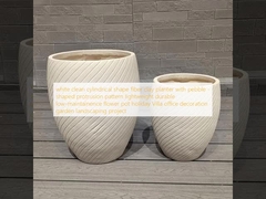 planteur en fibre d'argile de forme cylindrique blanche propre avec un motif de saillie en forme de caillou léger durable à faible entretien pot de fleurs vacances Villa décoration de bureau projet de paysage de jardin