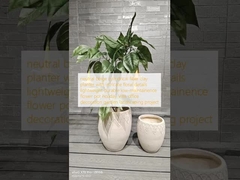 Planteur d'argile à fibres cylindriques beige neutre avec détails floraux complexes légers durables à faible-mesure fleuri