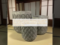 Pot en ciment de fibre gris rond GRC avec un motif répétitif de feuilles de palmier, léger, durable, nécessitant peu d'entretien, pot de fleurs, décoration de villa de vacances, de bureau, de jardins sur le toit, projet d'aménagement paysager