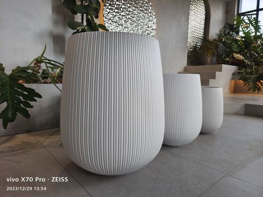 Des pots de terre cuite en fibre d'argile sculptés à la main