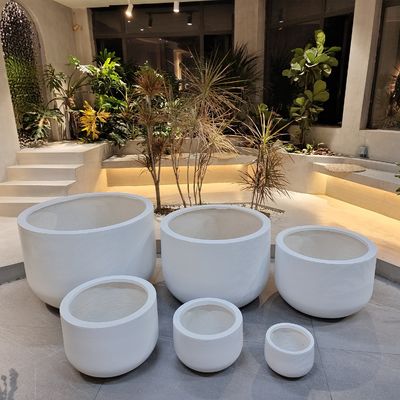 Planteur en fibre d'argile lisse à l'extérieur avec trous de drainage