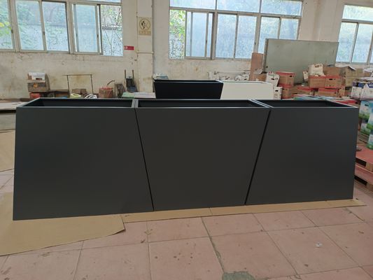 acheter Des pots géométriques métalliques résistants aux intempéries en or noir et en argent online manufacture