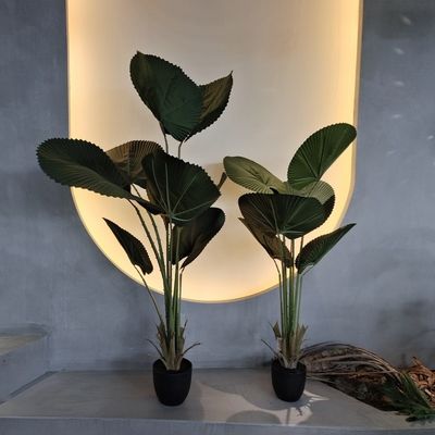 Un palmier artificiel réaliste avec des feuilles vertes naturelles