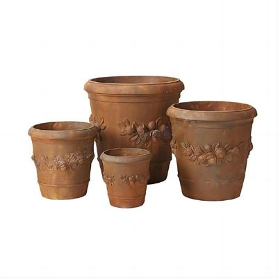 Des pots de ciment architecturaux décorés pour la décoration de la cour.
