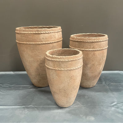 Des pots de fleurs personnalisés en fibre de ciment haut de gamme avec une finition rustique texturée sculptée à la main