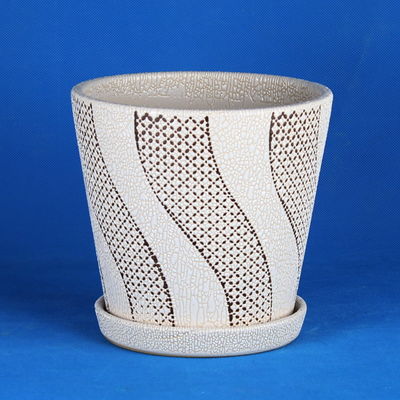 Des pots d'argile avec des trous pour le drainage