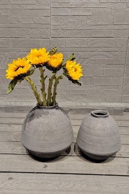 Planteur en fibre d'argile ronde sculptée à la main avec finition classique