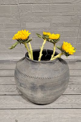 Planteur en fibre d'argile de forme ronde de style vintage avec finition sculptée à la main
