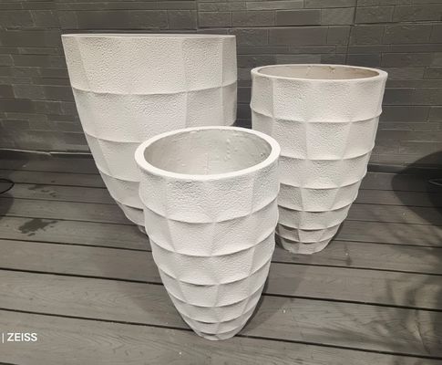 Le pot de ciment en fibre est un ajout parfait à votre décoration intérieure avec de l'argile en fibre