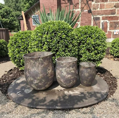 Des pots de fleurs en fibre d'argile ronde vintage - faits à la main pour la décoration de jardin et de patio