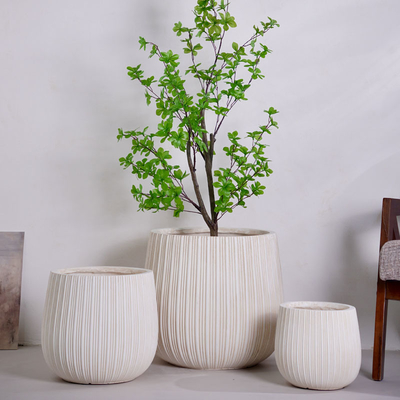 Planteur en fibre d'argile ronde beige neutre avec motif à nervures verticales léger durable à faible entretien pot de fleurs vacances villa hôtel centre commercial projet de décoration de bureau jardin paysagisme