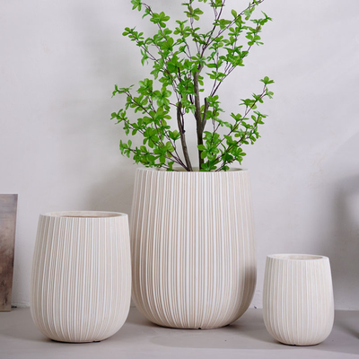 pot de fleur en fibre d'argile beige neutre, rond, avec motif de lignes verticales, léger, durable, nécessitant peu d'entretien, pour décoration de bureau, de jardin, de projet d'aménagement paysager, de centre commercial, d'hôtel, de villa de vacances.