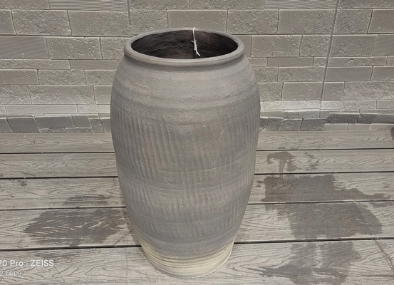 Pot en fibrociment, finition sculptée à la main, trous de drainage, personnalisé selon les exigences du client
