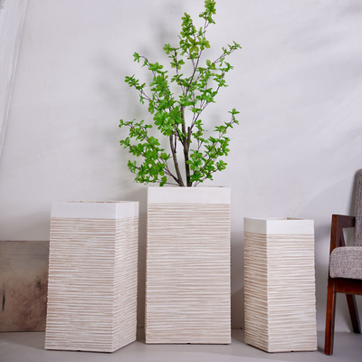 pot de fleur en fibre d'argile beige neutre et rond avec motif de rayures verticales, léger, durable, nécessitant peu d'entretien, pour décoration de bureau, de centre commercial, d'hôtel, de villa de vacances, projet d'aménagement paysager de jardin