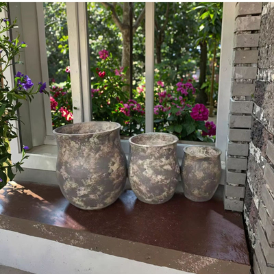 gris avec des taches beige planteur en fibre ronde d'argile avec une texture tachetée et météorologique légère durable à faible entretien pot de fleurs vacances Villa bureau décoration jardin projet d'aménagement paysager