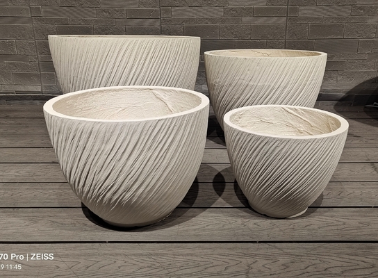 Aspect contemporain blanc effet rayé fluide pot de fleur en fibre d'argile ronde léger durable peu d'entretien décoration de bureau de villa de vacances projet d'aménagement paysager de jardin