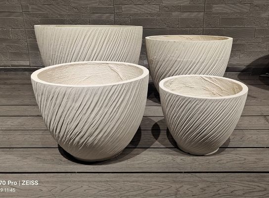 Effect rayé fluide, look contemporain, planteurs ronds blancs en fibre d'argile