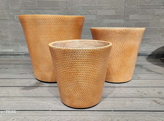 Tissus mini tissés chauds de couleur marron terreux texturé motif pointillé ronde planteuse en fibre d'argile légère durable à faible entretien pot de fleurs vacances Villa bureau décoration jardin projet d'aménagement paysager