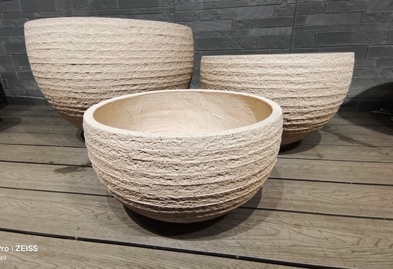 Jardinière ronde en fibre d'argile légère, durable et nécessitant peu d'entretien, de style rustique naturel, beige clair à rayures et à effet de superposition, pot de fleurs pour la décoration de villa de vacances, de bureau, de jardins sur le toit et de projets d'aménagement paysager.