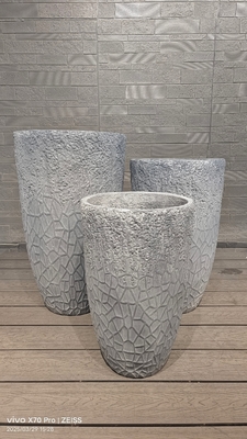 Pot de fleur en argile fibreuse ronde grise à motif géométrique fissuré, léger, durable, nécessitant peu d'entretien, avec un motif mosaïque, pour la décoration de la villa de vacances, du bureau, des jardins sur le toit et des projets d'aménagement paysager.