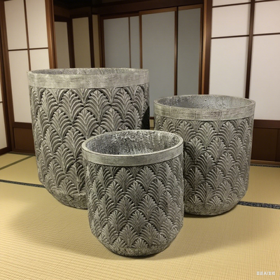 Pot en ciment de fibre gris rond GRC avec un motif répétitif de feuilles de palmier, léger, durable, nécessitant peu d'entretien, pot de fleurs, décoration de villa de vacances, de bureau, de jardins sur le toit, projet d'aménagement paysager