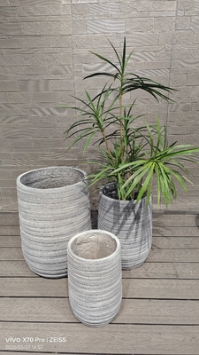 Grain clair avec des arêtes circulaires horizontales Planteur en fibre d'argile ronde pour la décoration intérieure
