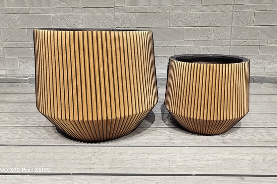 Teinte dorée - marron avec rayures Motif de pot en fibre d'argile rond Projet de décoration de bureau durable