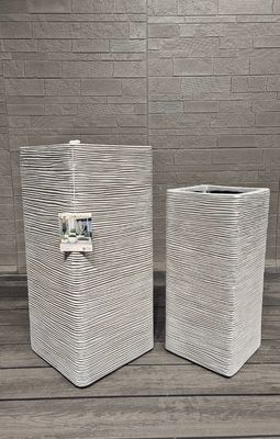 Boîte à fleurs à colonne carrée moderne pour le salon Décoration du sol du centre commercial Conception de peinture par pulvérisation de pot de fleurs en ciment d'argile fini